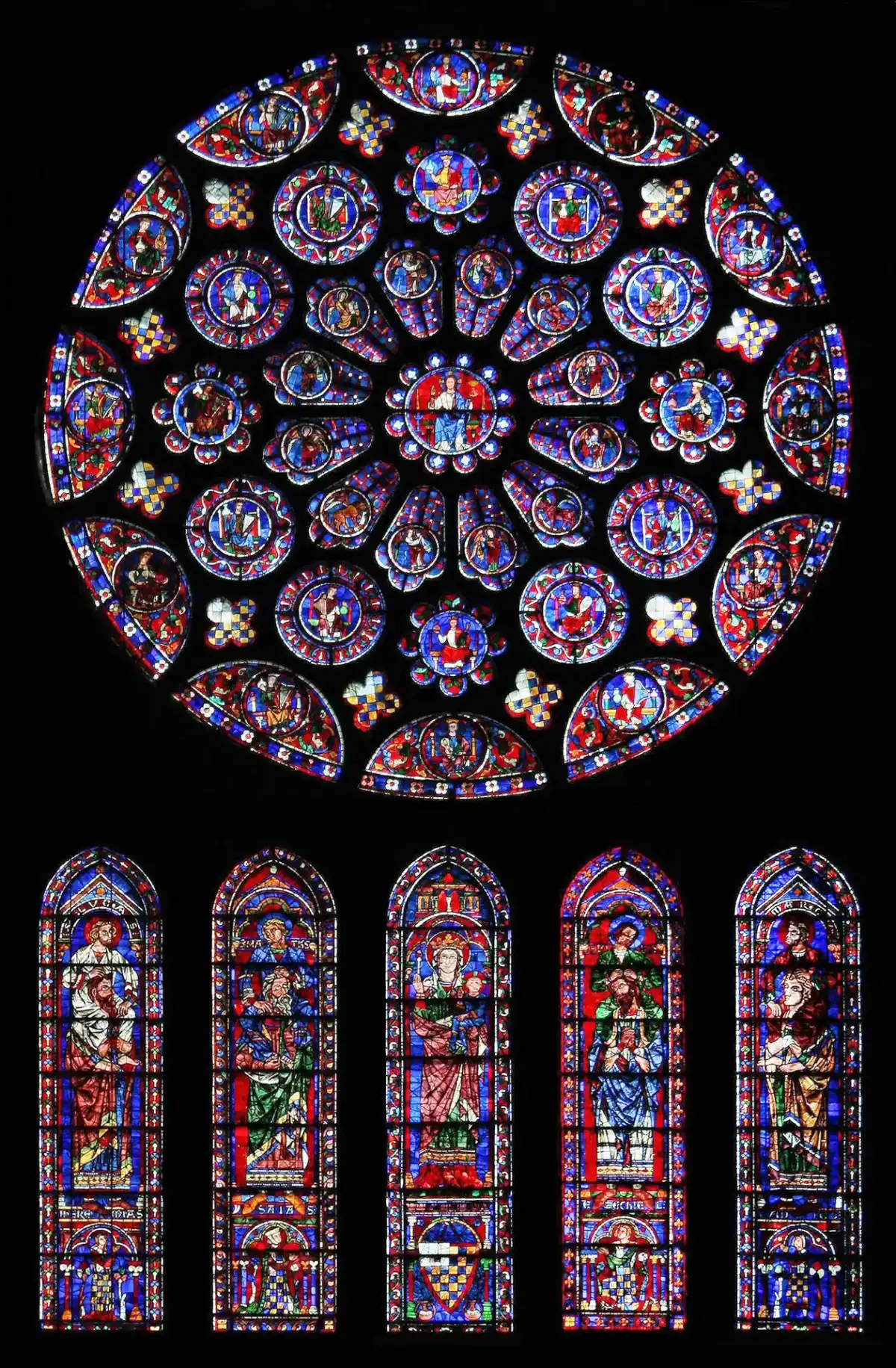 Roosvenster met symbolische iconografie in Chartres